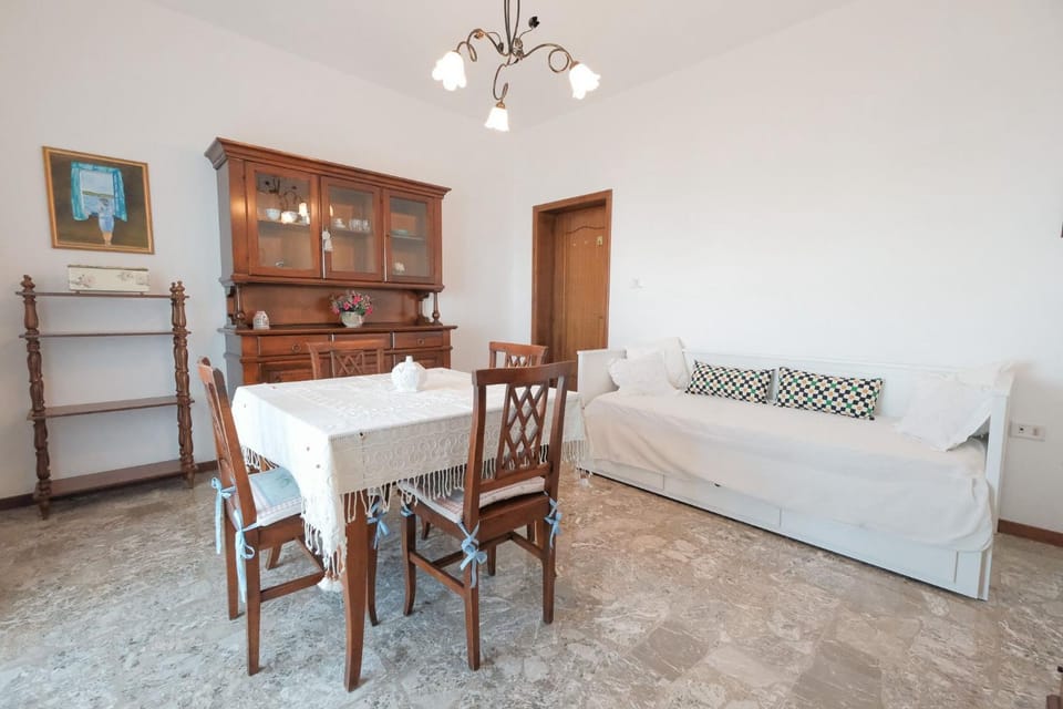 Bed, Living room, Seating area, Dining area