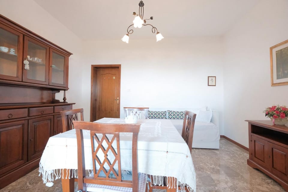 Bed, Living room, Seating area, Dining area