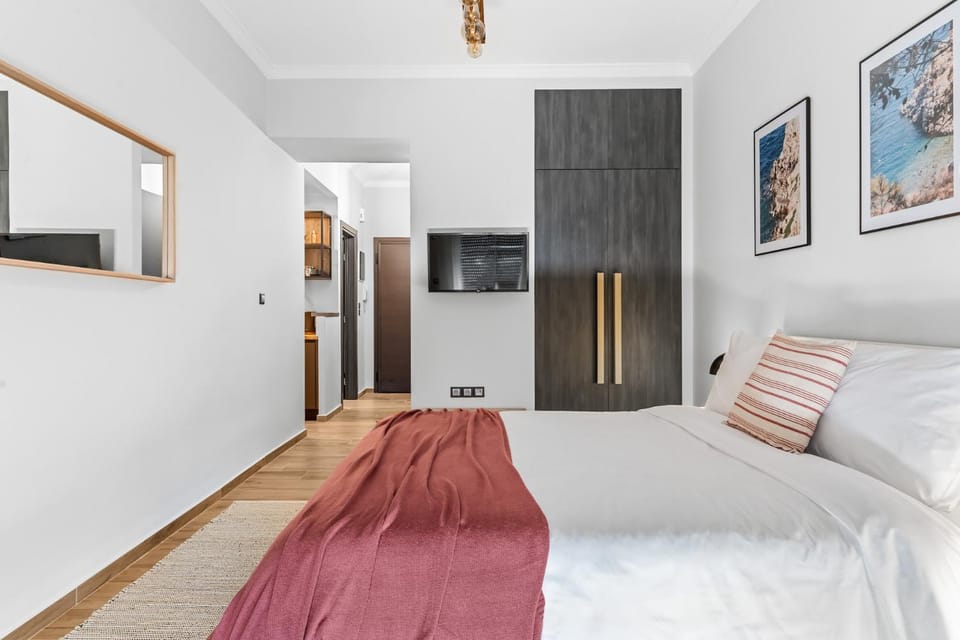 Bed, TV and multimedia, Bedroom