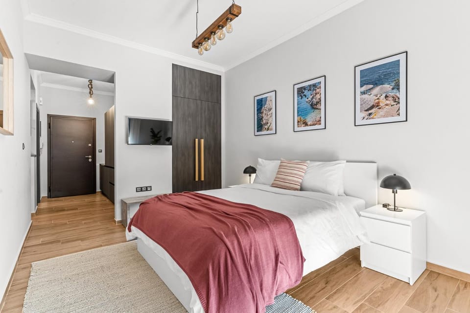 Bed, TV and multimedia, Photo of the whole room, Bedroom