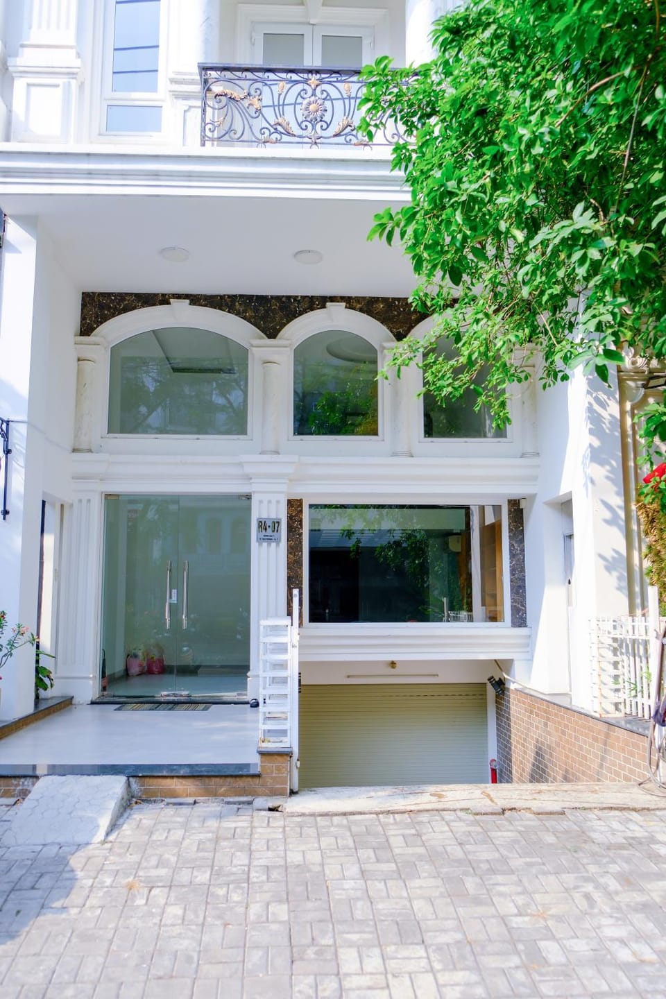Property building, Facade/entrance, Balcony/Terrace