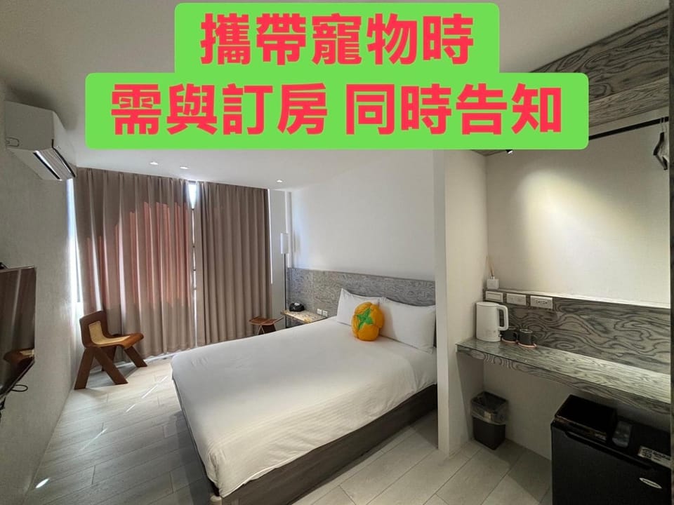 Photo of the whole room, Text overlay