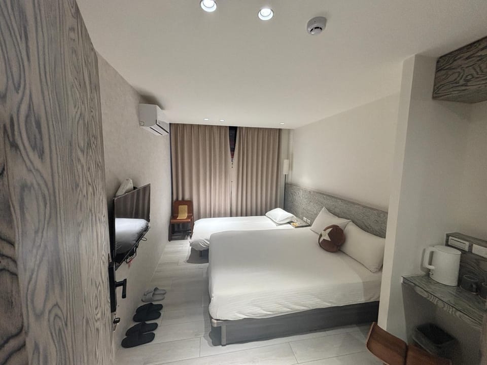 Bed, TV and multimedia, Photo of the whole room
