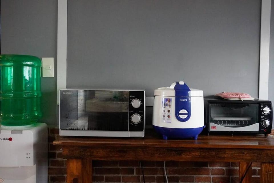 Kitchen or kitchenette, minibar