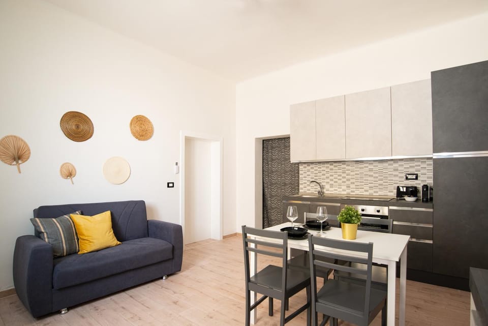 Kitchen or kitchenette, Living room, Seating area, Dining area, minibar, oven, pet friendly, stove
