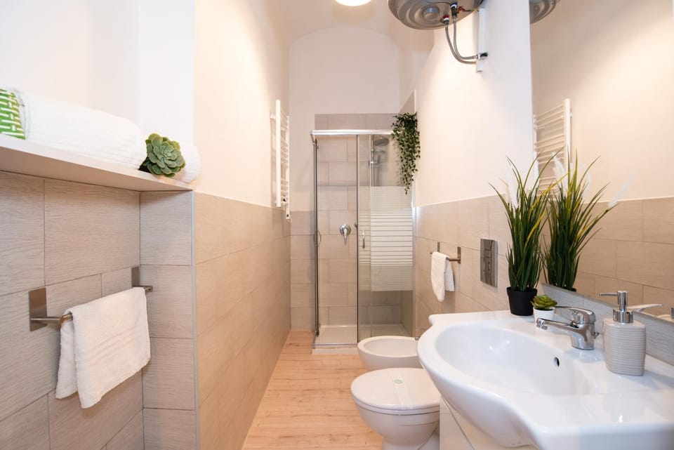 Shower, Toilet, Bathroom, bidet, towels