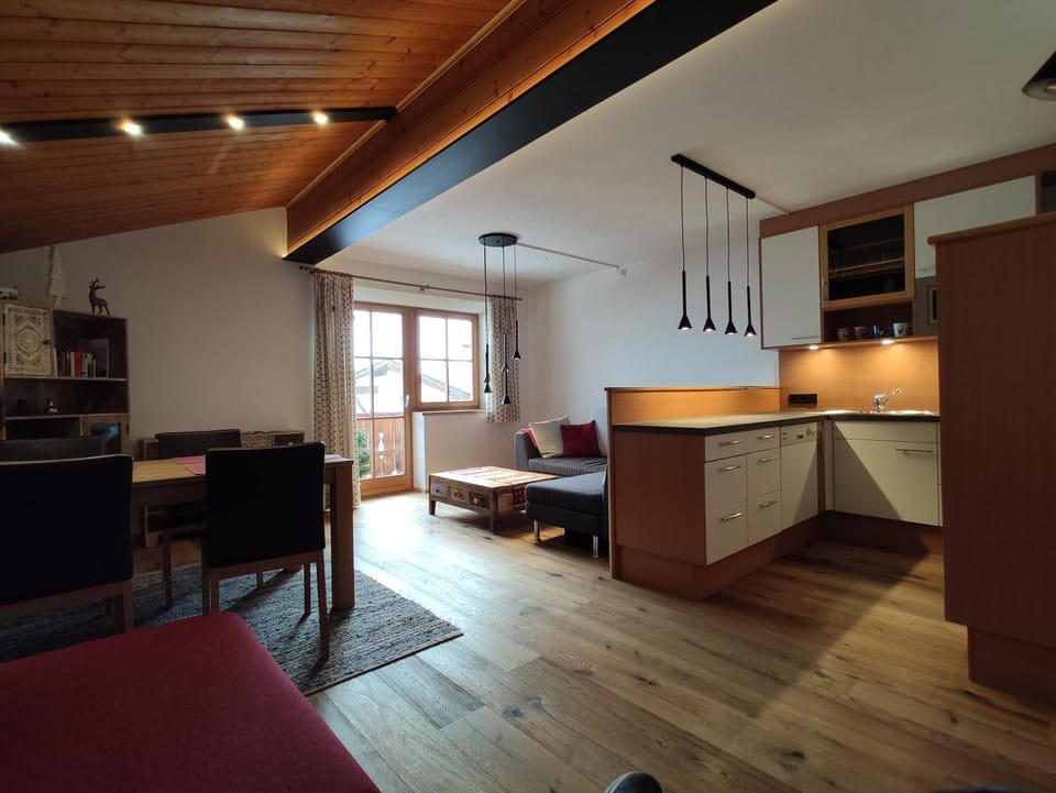 Kitchen or kitchenette, Living room, Seating area, Dining area