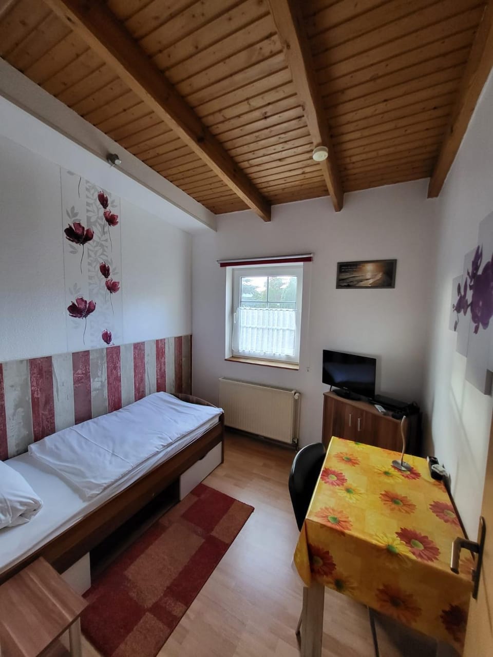 Bed, TV and multimedia, Photo of the whole room, Bedroom