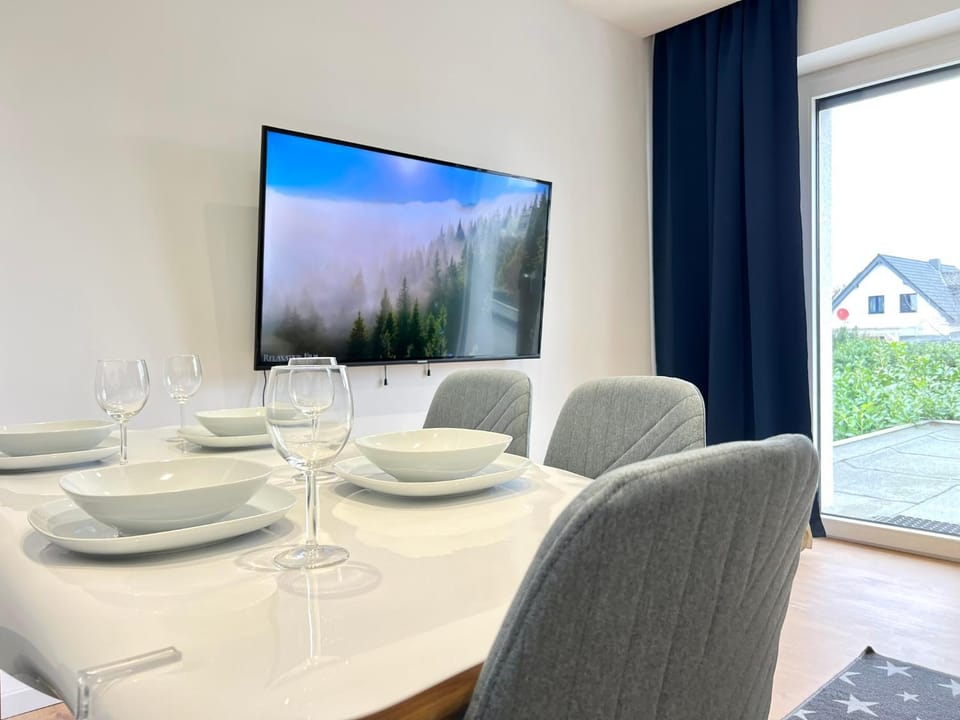 Communal lounge/ TV room, TV and multimedia, Living room, Seating area, Dining area