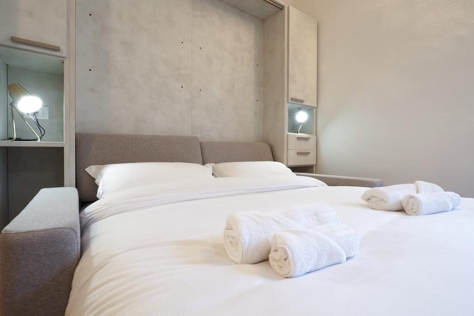 Bed, Photo of the whole room, Bedroom, towels