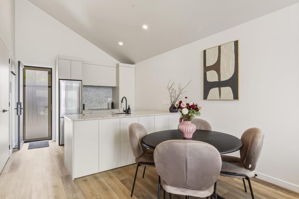 Coffee/tea facilities, Kitchen or kitchenette, Dining area