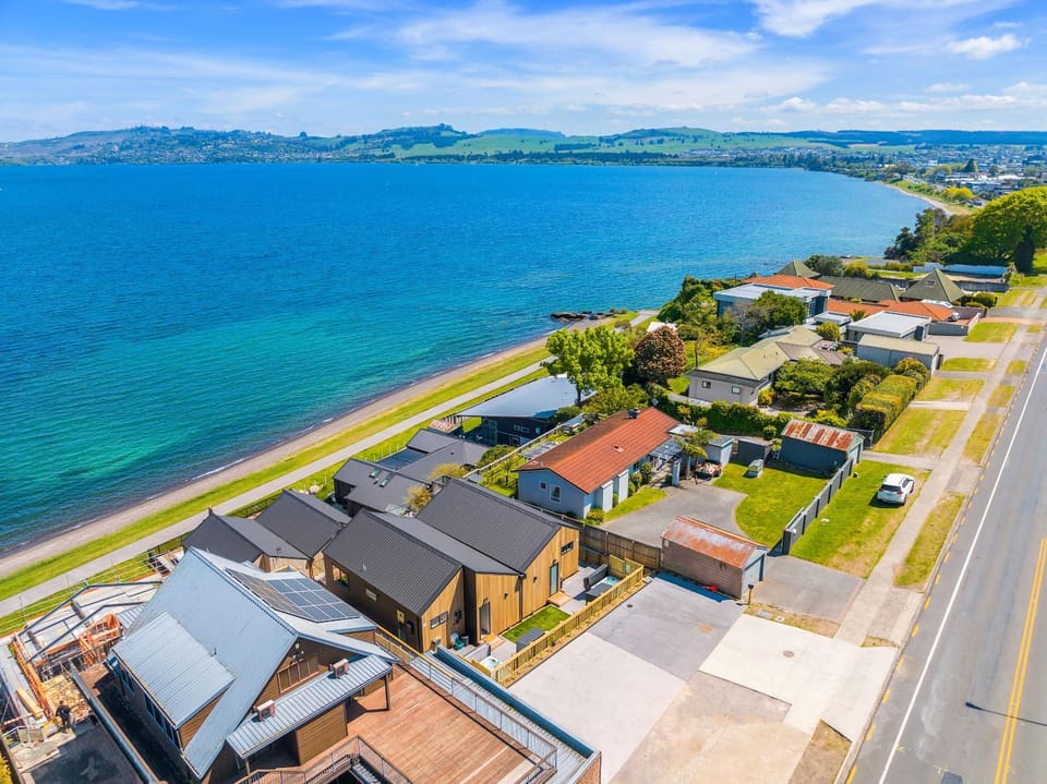 Property building, Neighbourhood, Bird's eye view, Mountain view, Street view, Location