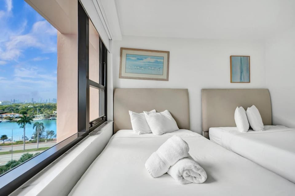 Amazing Ocean View Condo Beach Service 1111 Apartment in Miami Beach
