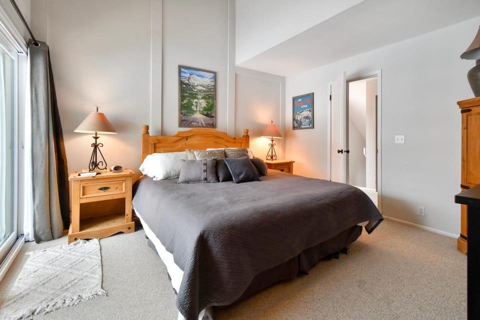 Beautiful Townhome on Free Shuttle Route Minutes to PC Resorts House in Snyderville