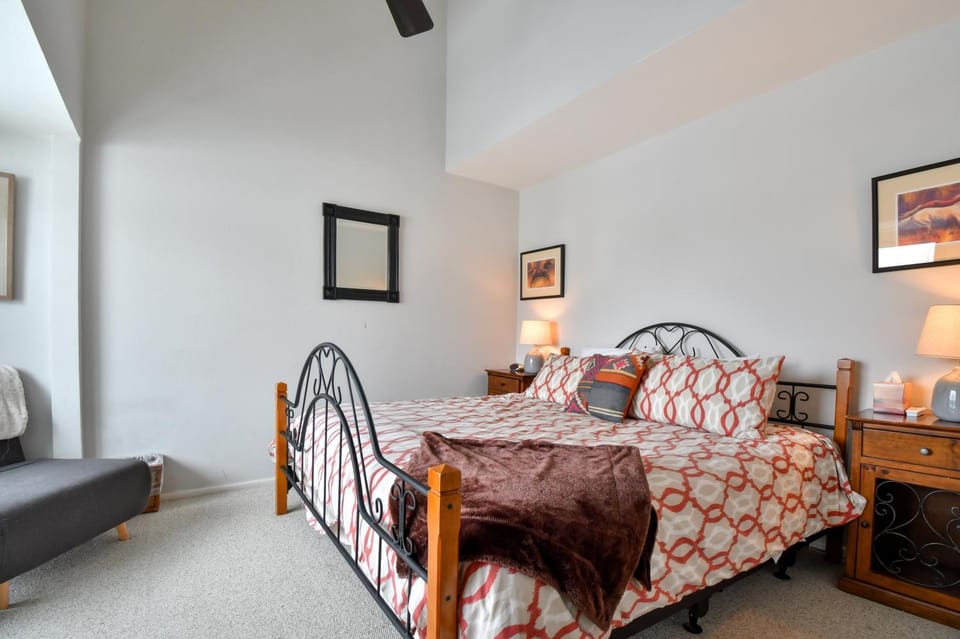 Beautiful Townhome on Free Shuttle Route Minutes to PC Resorts House in Snyderville