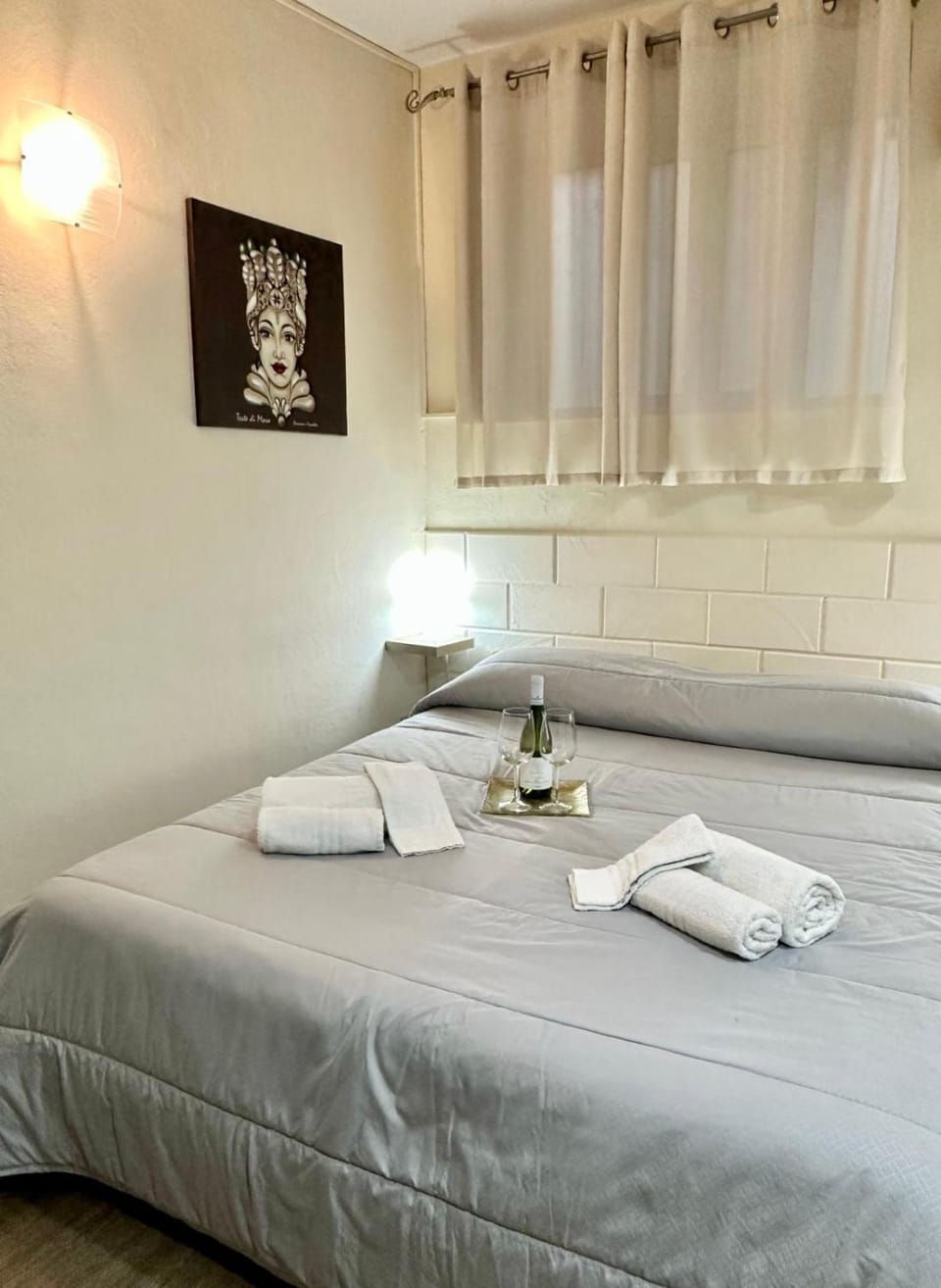 Bed, Photo of the whole room, Bedroom, towels