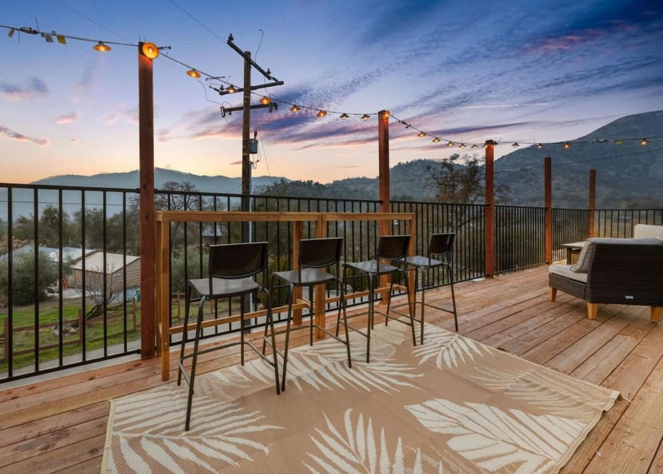 Natural landscape, Balcony/Terrace, Lounge or bar, Dining area, Mountain view
