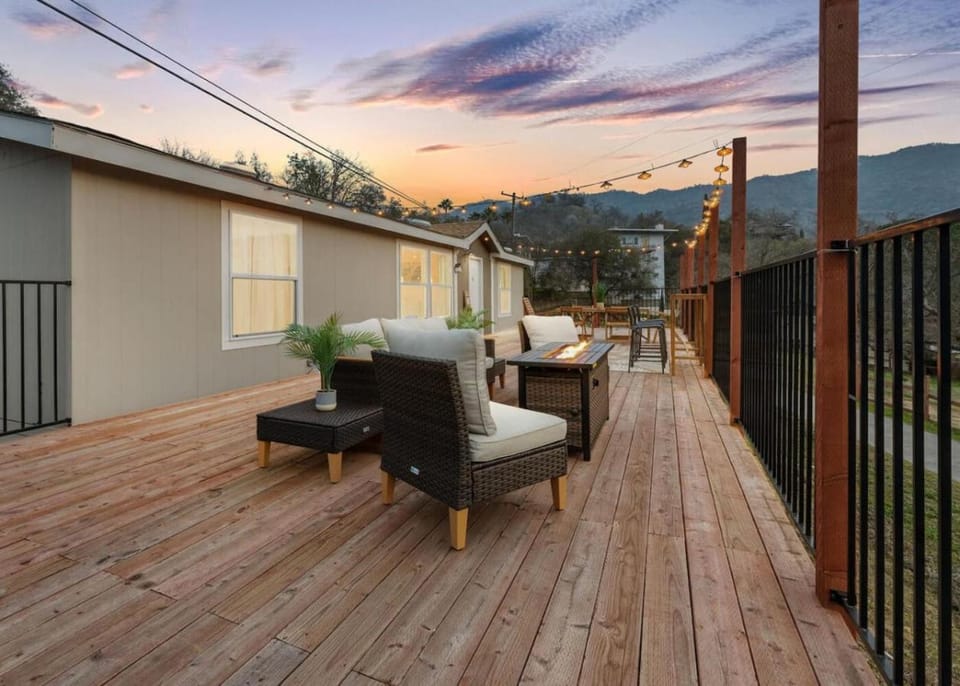 Natural landscape, Balcony/Terrace, Seating area, Mountain view