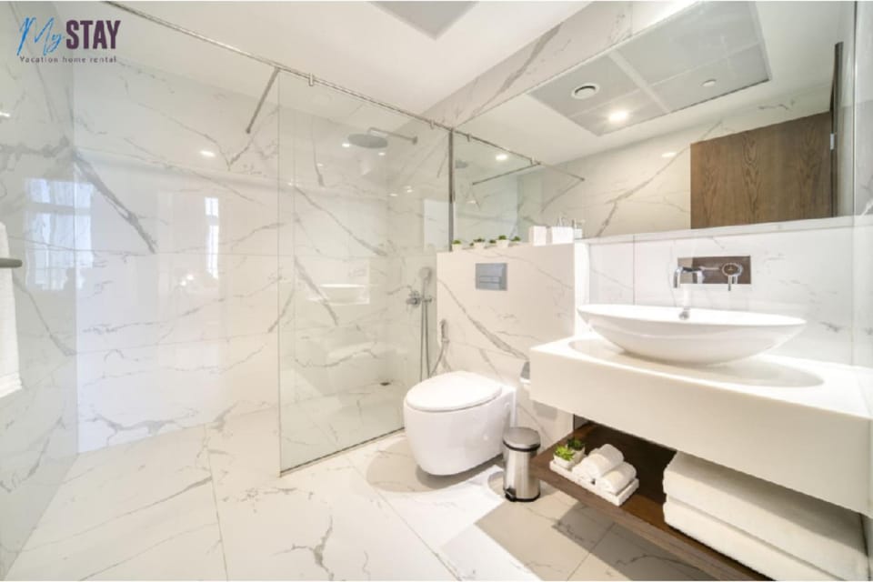 Shower, Toilet, Bathroom, towels