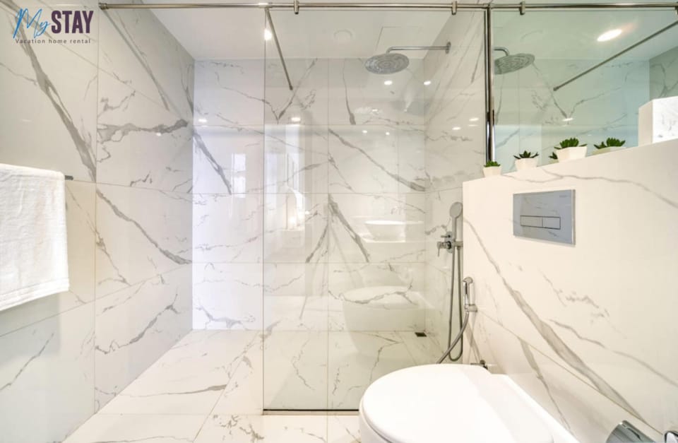 Toilet, Bathroom, towels