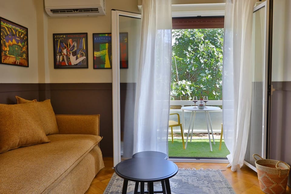 Living room, Seating area, Dining area, air conditioner
