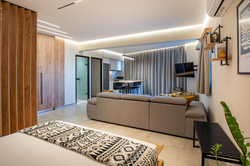Property building, TV and multimedia, Kitchen or kitchenette, Living room, Seating area, Bedroom, kitchen, kitchen