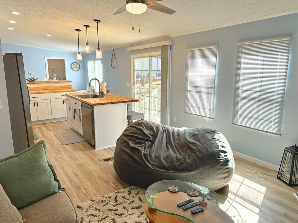 Kitchen or kitchenette, Living room, Seating area, Dining area, minibar, pet friendly, stove