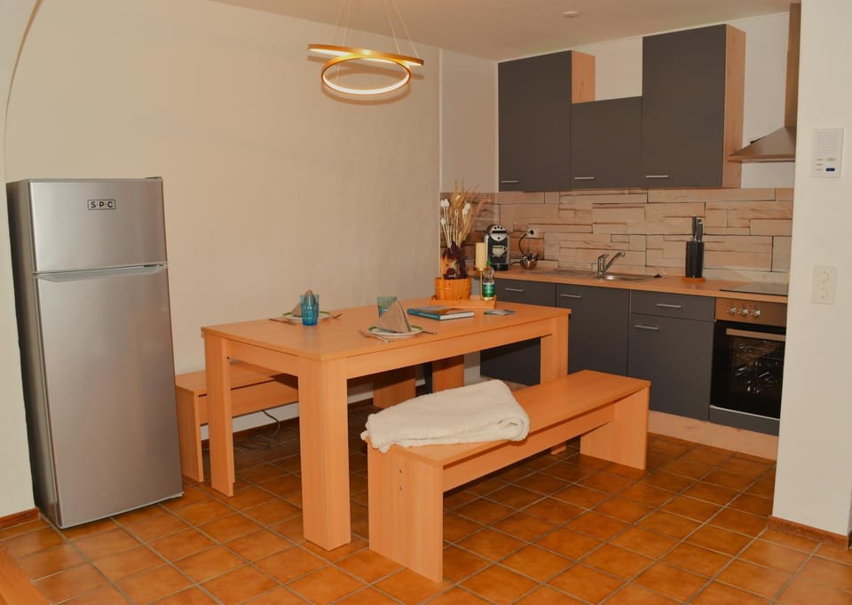Kitchen or kitchenette, Dining area, pet friendly, stove