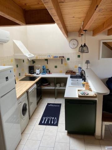 Kitchen or kitchenette, dishwasher, oven, pet friendly, stove, washing machine
