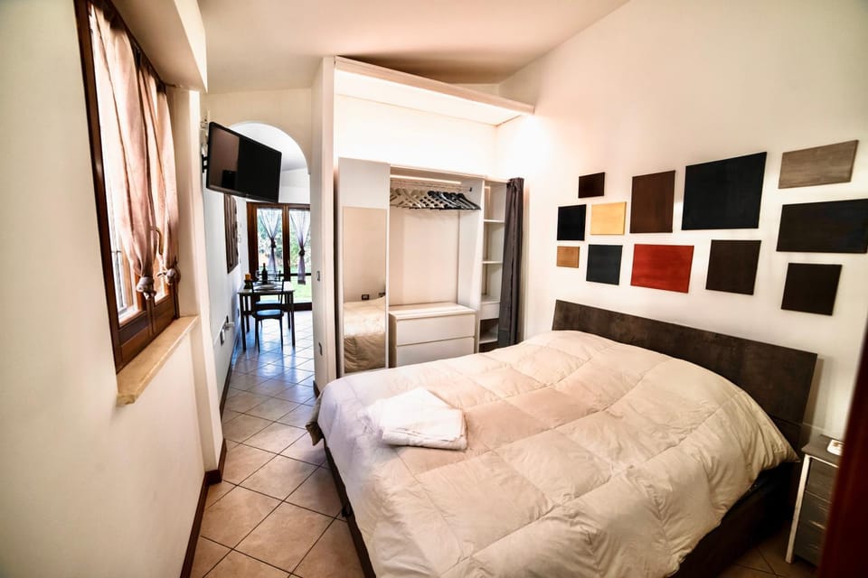 Bed, TV and multimedia, Photo of the whole room, Bedroom, towels