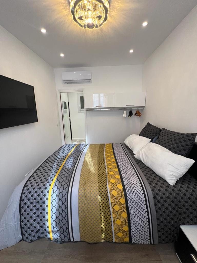 Bed, TV and multimedia, Bedroom