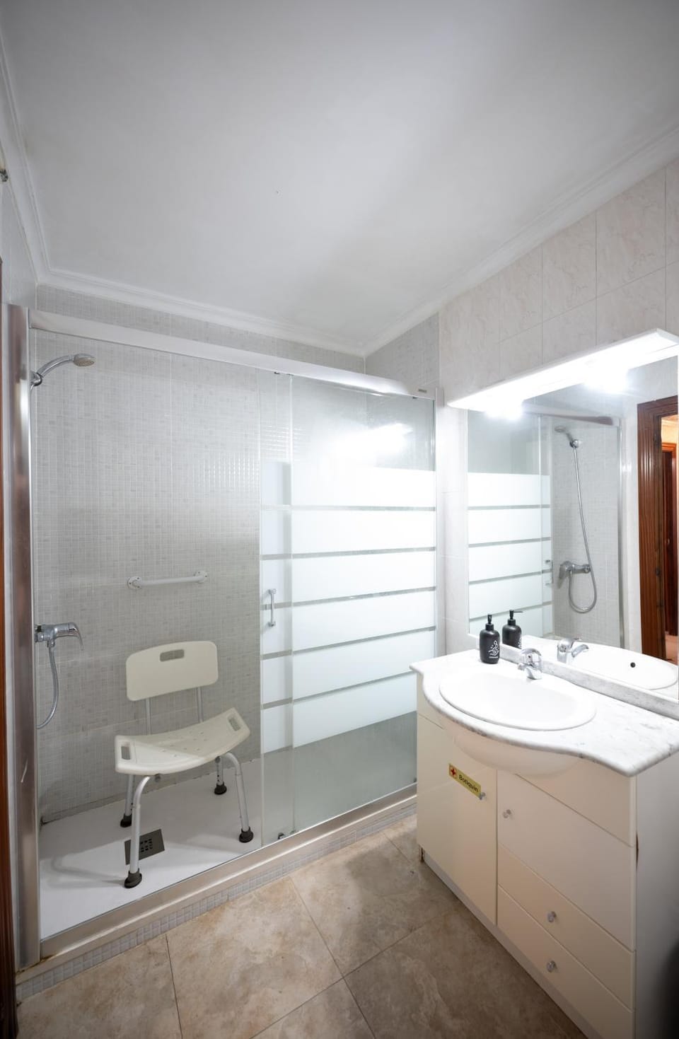 Shower, Toilet, Bathroom, bidet, towels