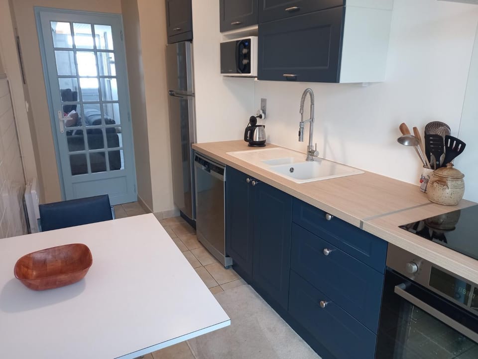 Property building, Kitchen or kitchenette, Living room