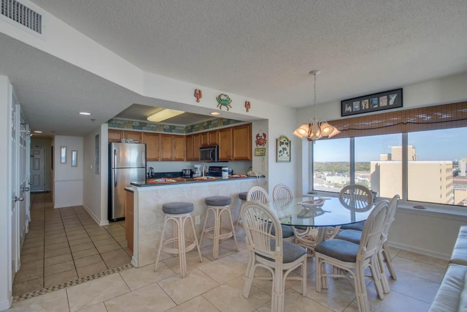 Crescent Shores N - 1001 - Oceanfront-Crescent Beach Section House in Crescent Beach