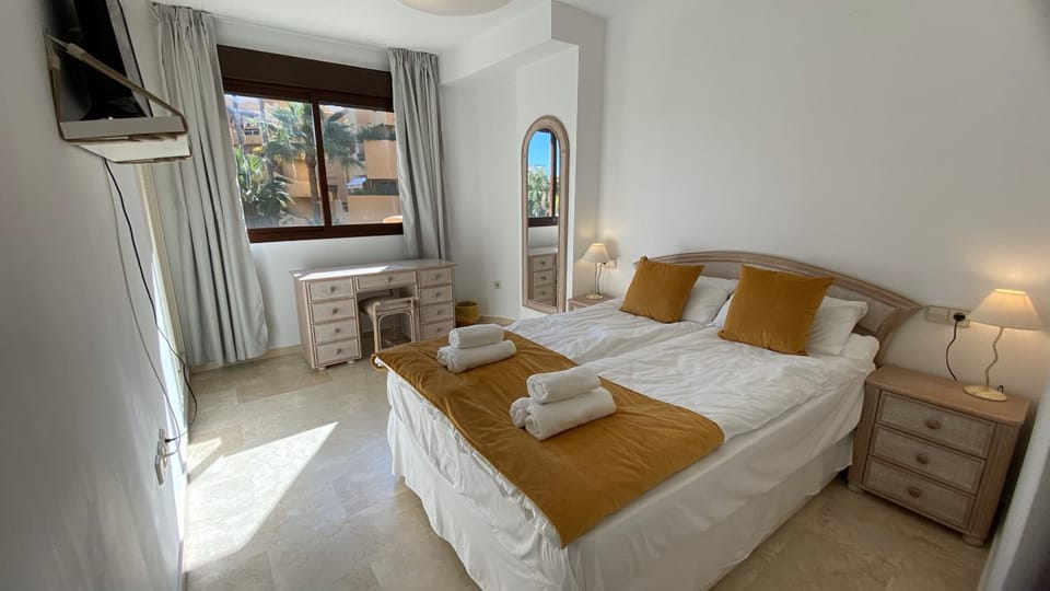 Bed, TV and multimedia, Bedroom, towels