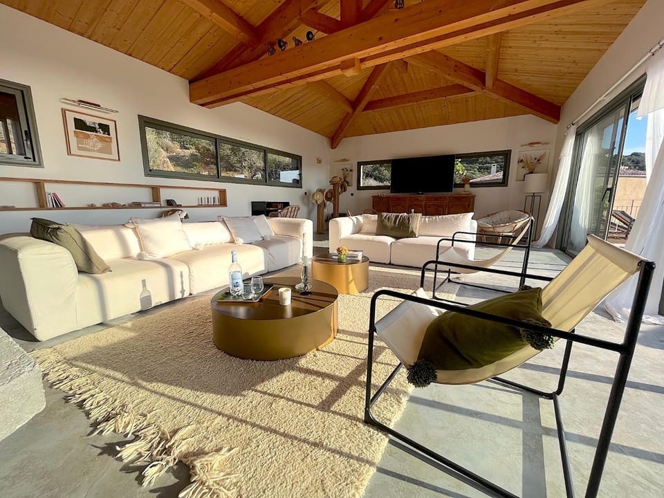 Communal lounge/ TV room, TV and multimedia, Living room, Seating area