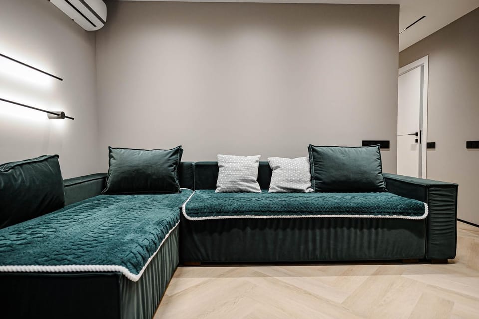 Bed, Living room, Seating area, air conditioner