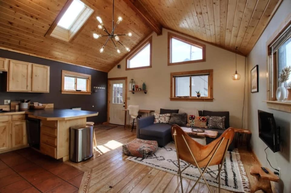 TV and multimedia, Kitchen or kitchenette, Living room, Seating area