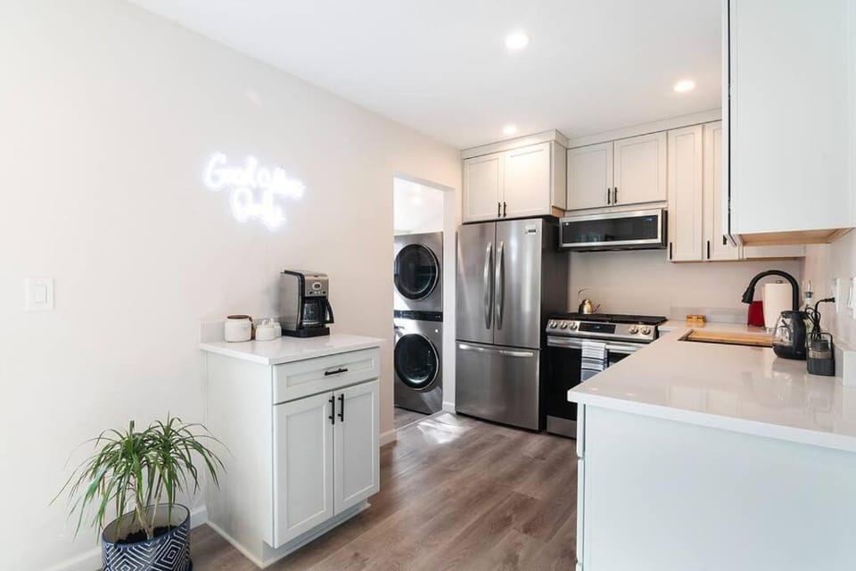 Beautiful 3 Bed 1 Bath Designer Home + Hot Tub House in North Hollywood