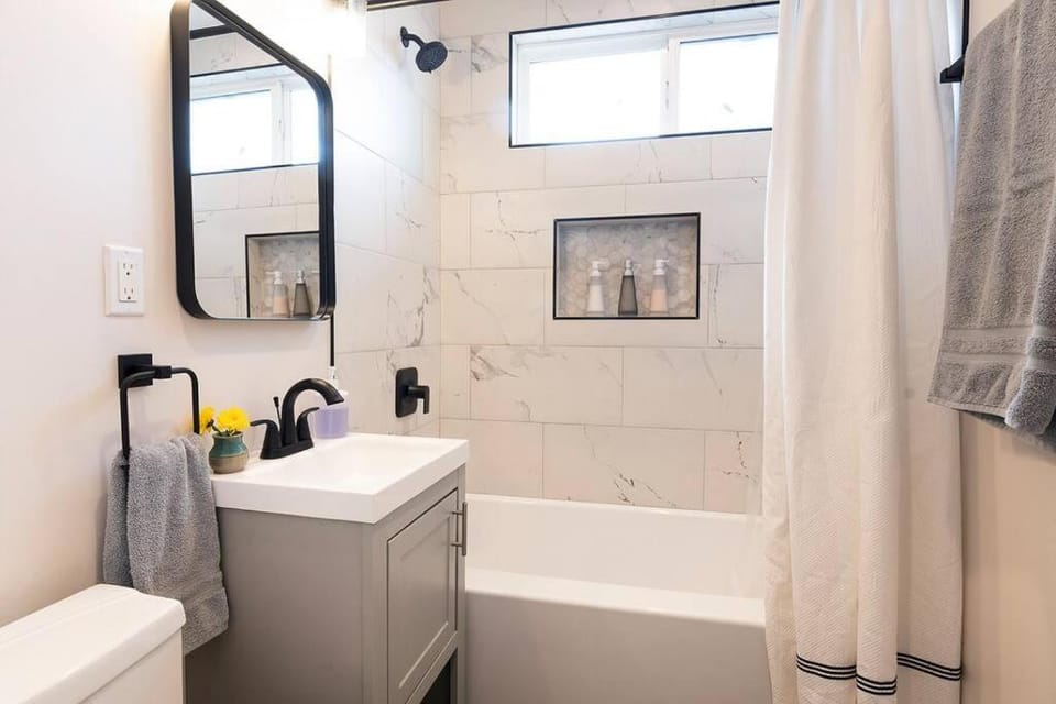 Beautiful 3 Bed 1 Bath Designer Home + Hot Tub House in North Hollywood