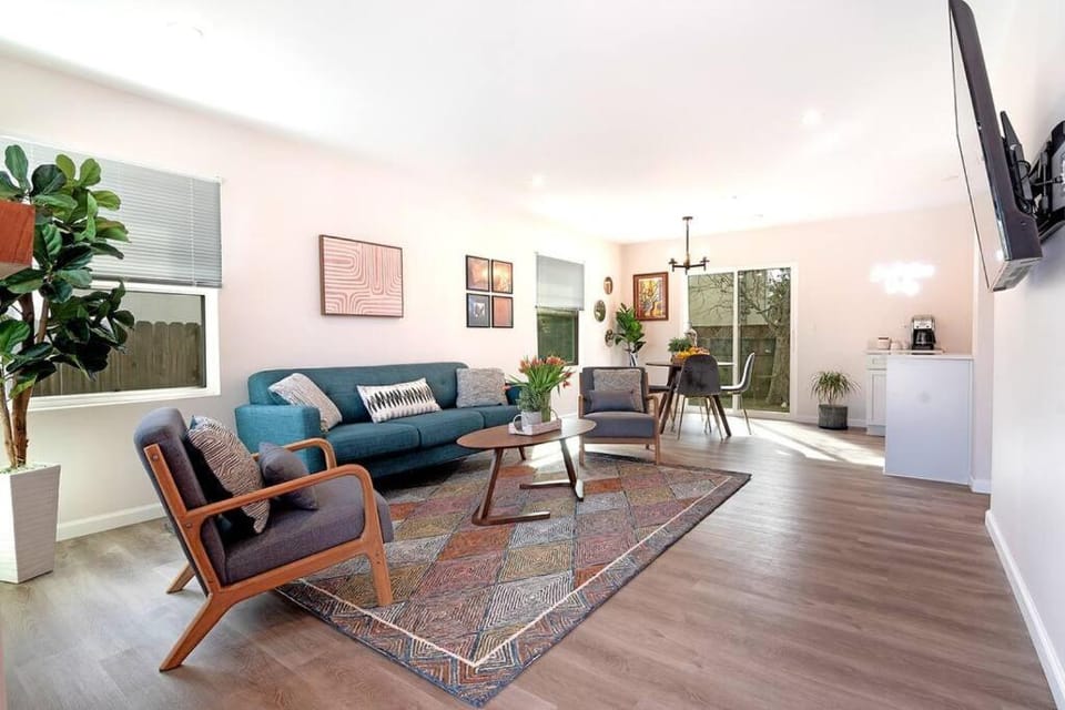 Beautiful 3 Bed 1 Bath Designer Home + Hot Tub House in North Hollywood