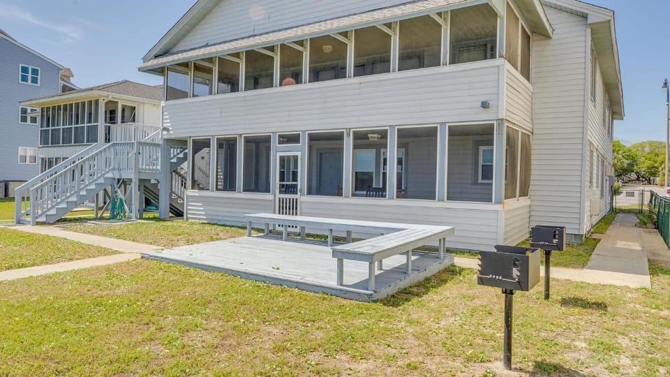 Barnett House Bottom - Oceanfront - Windy Hill Section House in North Myrtle Beach