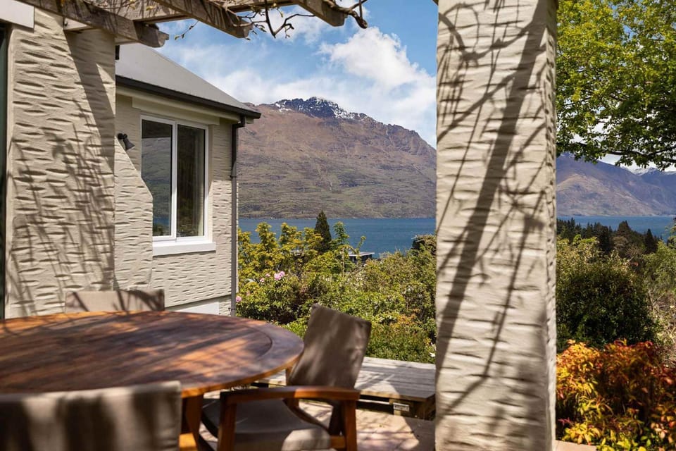Property building, View (from property/room), Balcony/Terrace, Dining area, Lake view, Mountain view