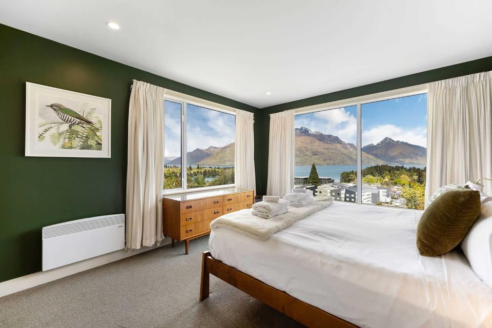 Bed, Photo of the whole room, Bedroom, Lake view, Mountain view, towels