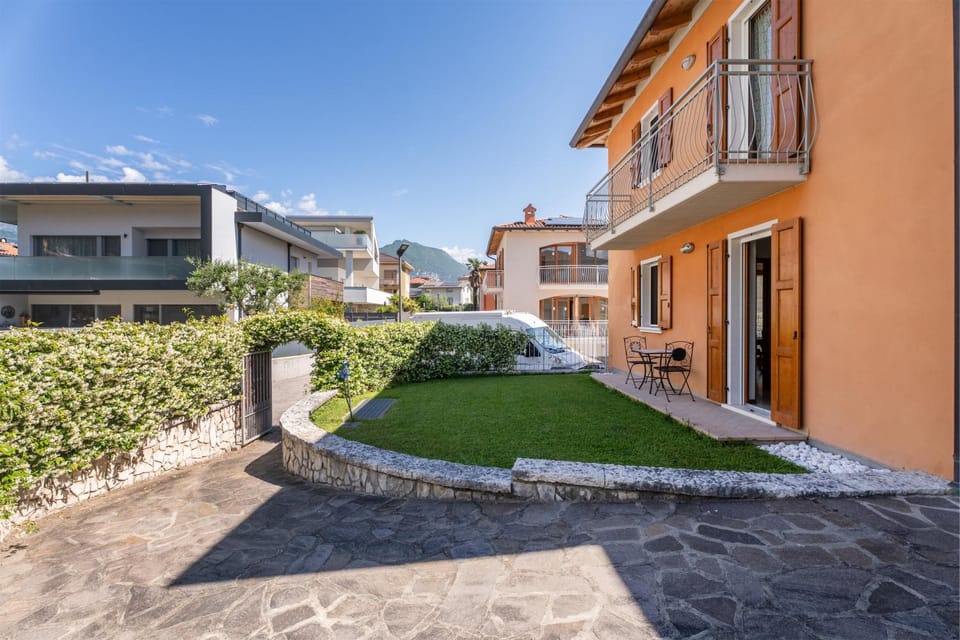 Property building, Spring, Day, Neighbourhood, Garden, Garden view, Street view