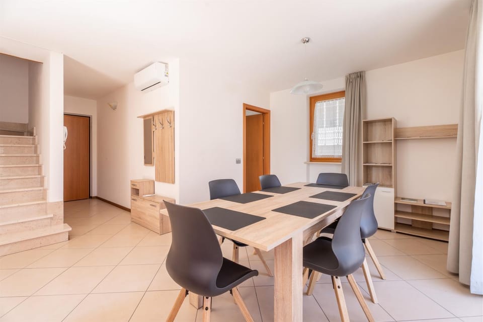 Living room, Dining area, air conditioner