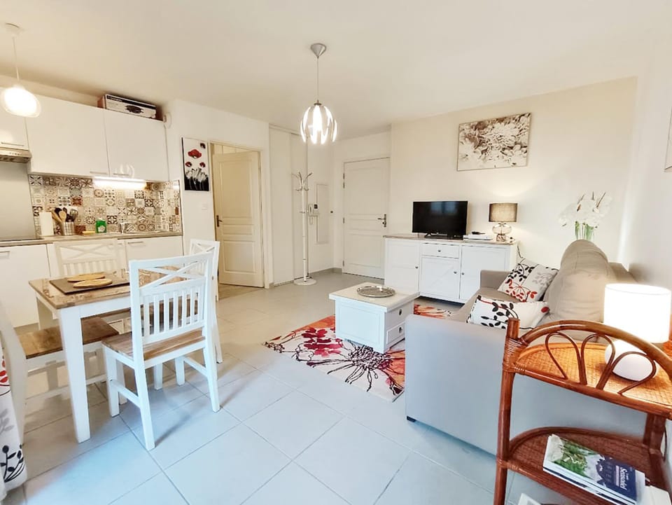 TV and multimedia, Kitchen or kitchenette, Living room, Seating area, Dining area, stove