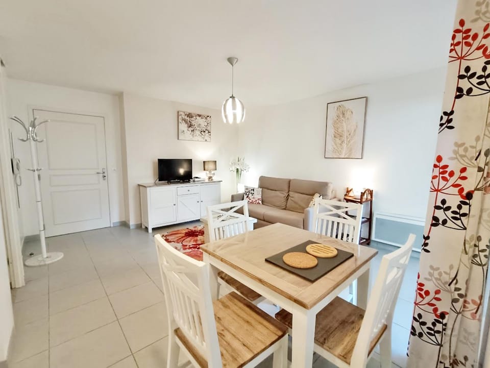 TV and multimedia, Seating area, Dining area
