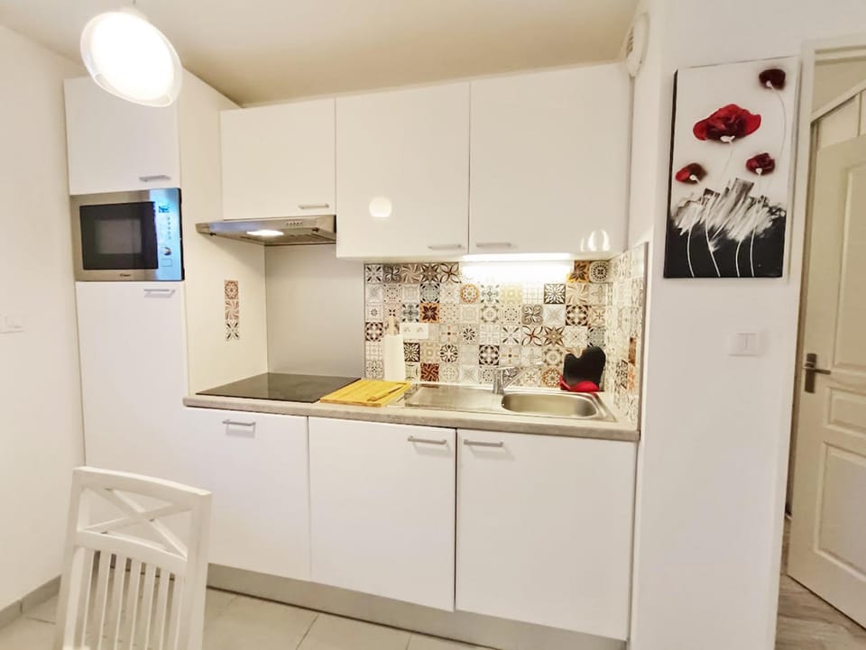 Kitchen or kitchenette, minibar, stove
