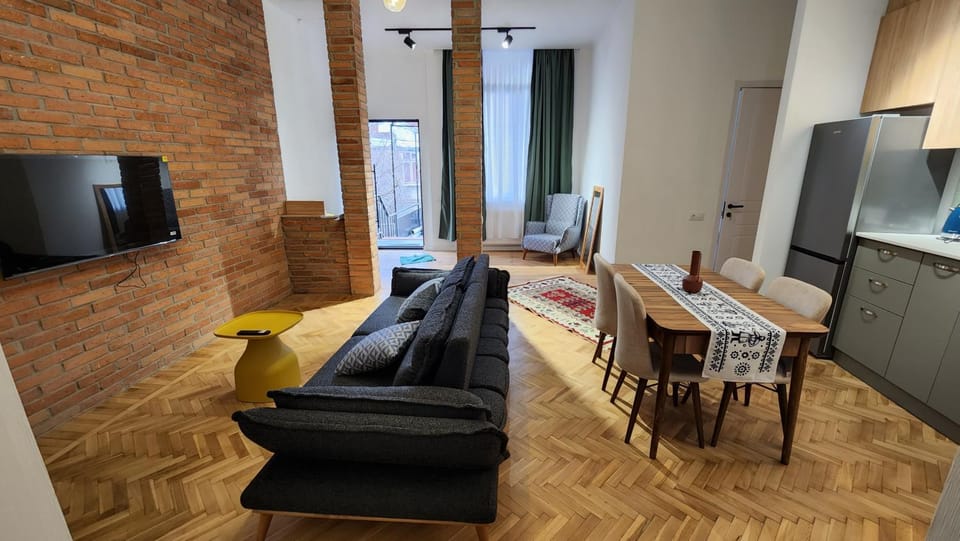 Communal lounge/ TV room, TV and multimedia, Kitchen or kitchenette, Living room, Seating area, Dining area